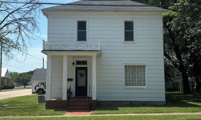 Farmington Haus | Come stay at The White House. Old World Charm in fabulous Farmington