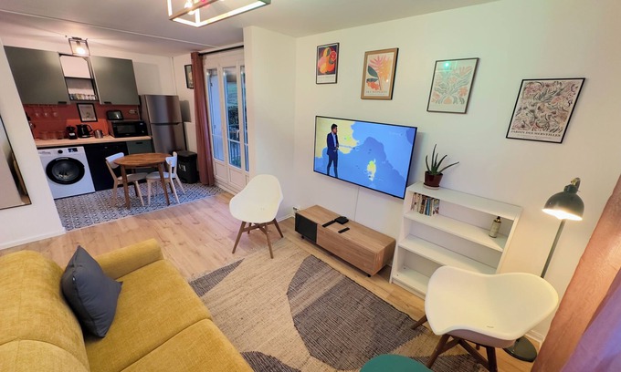 Domont Wohnung | Comfort and greenery: modern 2-room apartment with parking in Domont