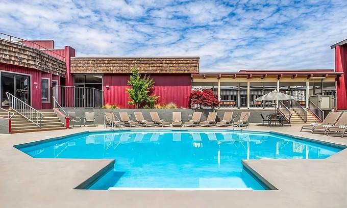 Tri-Cities Hotel | Comfort and Relaxation! Contemporary Unit Close to Columbia Center Mall, w/ Pool