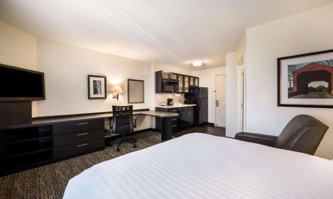Gwinnett Place Hotel | Comfort & Convenience! Pet-friendly Property w/ Parking, Full Kitchen!