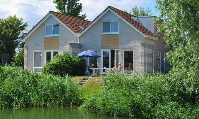 Makkum Haus | Komfortabler Bungalow „Link Deluxe“ für 6 Personen mit Garten, Terrasse und Blick aufs Wasser im Beach Resort Makkum am Ijsselmeer.