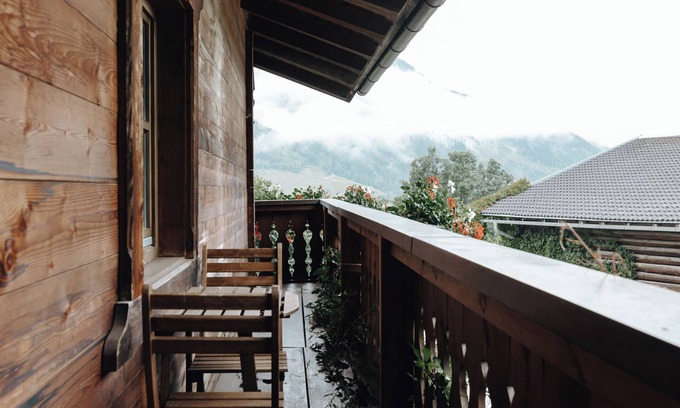 Alpendorf Wohnung | Comfortable and lovingly furnished apartment with a sunny balcony.