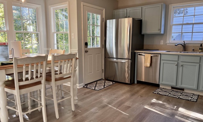 Apex Haus | Comfortable, Clean, and Convenient to Everything!