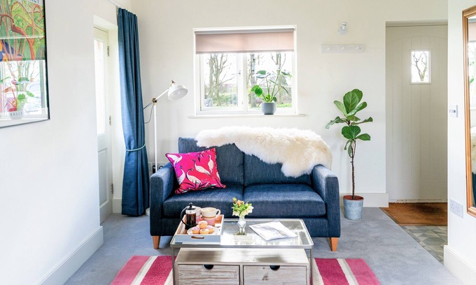 Ely Hütte | Comfortable & Cosy Dog Friendly Cottage close to Historic Ely