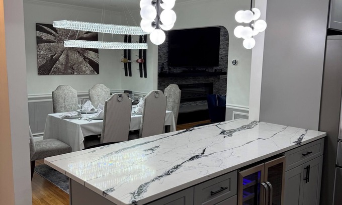 Queens Haus | Comfortable cozy 3-bedroom house with WiFi, AC, pool table, in Queens NY.