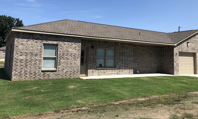 Pryor Haus | Comfortable Modern Duplex for Business or R&R