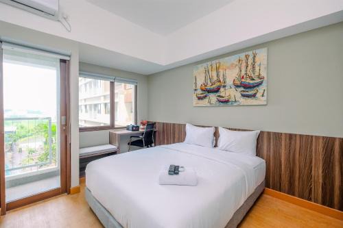 Duren Sawit Wohnung | Comfortable Pool View Studio Room at Gateway Park LRT City Jatibening Apartment By Travelio