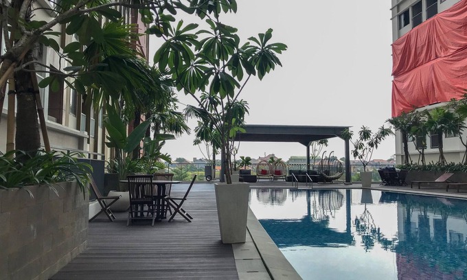 Duren Sawit Wohnung | Comfortable Pool View Studio Room At Gateway Park Lrt City Bekasi Apartment