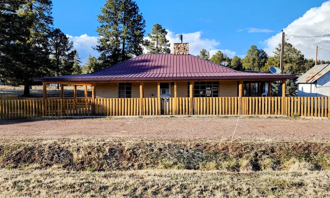 Blue Kabine | Comfortable ranch style cabin with prime location to both Arizona and New Mexico