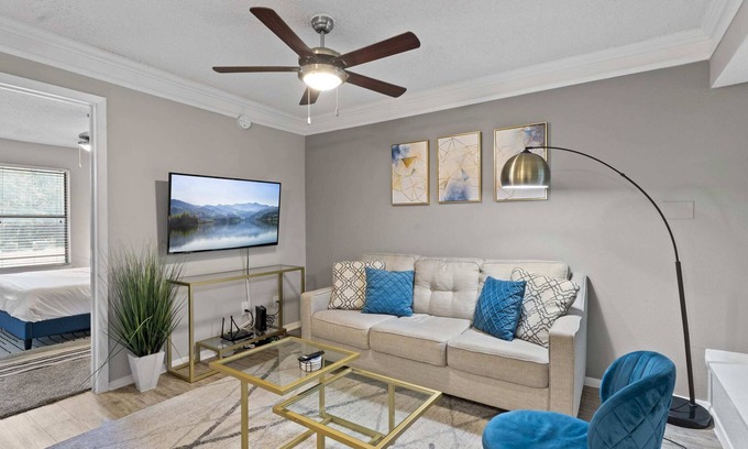 Brentwood Wohnung | Comfy 1BR suite w/ fast WiFi + king bed + pool