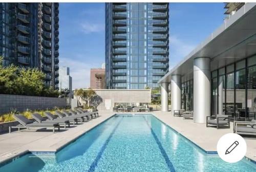 Financial District Wohnung | Comfy Apt with pool & hot tub in downtown LA 658