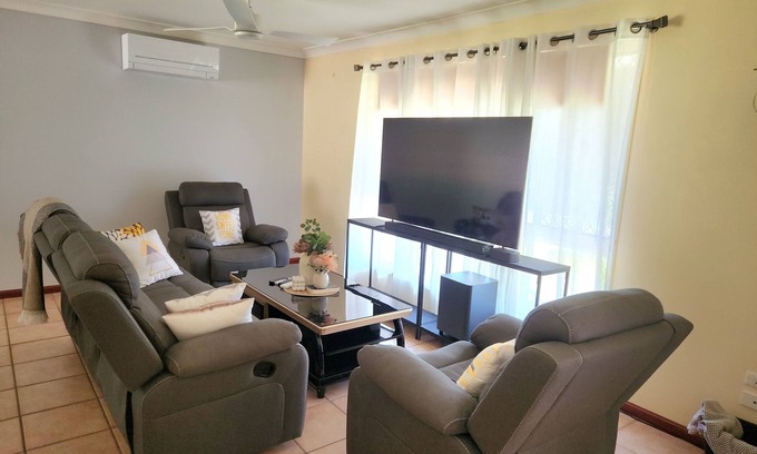 Capalaba Haus | Comfy Bayside Home