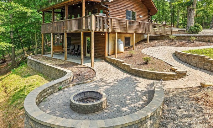 Gladehill Kabine | Perched on a bluff overlooking the Blackwater at Smith Mountain Lake sits The Retreat at Pine Haven