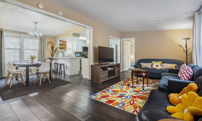 Bowling Green Haus | Comfy, Convenient, and Charm 3BR Retreat near BGSU