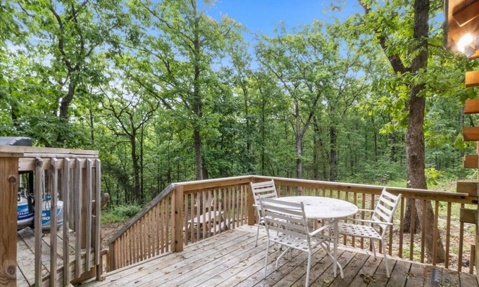 Eldon Kabine | Comfy dog-friendly cabin with fireplace, washer/dryer, gas grill & deck