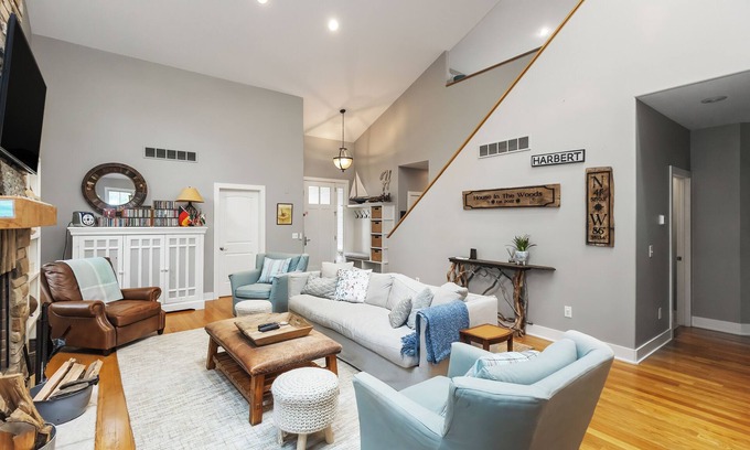 Harbert Haus | Comfy Family Home, Walk to Harbert Beach!