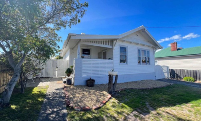 Bellerive Wohnung | Comfy home within walking distance to beach, restaurants and Blunderstone area.