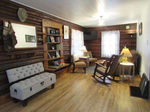 Cody Haus | Comfy log cabin in walking distance of downtown