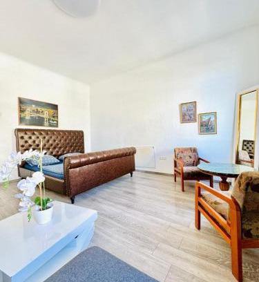 Grinzing Wohnung | Comfy Studio Apt for up to 3P, 10Min to FAC Platz