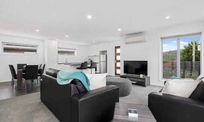 Warrane Haus | Comfy Villa Near Shops 10min CBD & Airport