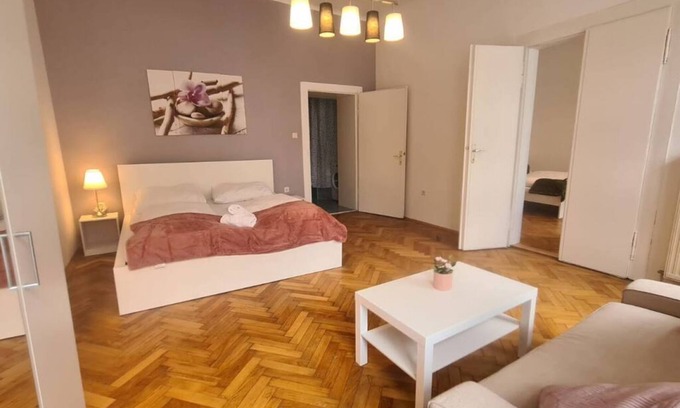 Landstrasse Wohnung | Commodious 3BR Apt. Ideal for Families and Friends