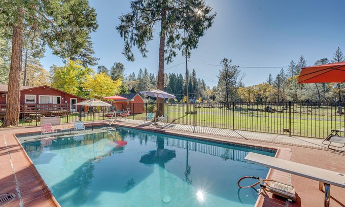 Apple Hill Hütte | Community Pool & On-Site Farm: Placerville Cottage