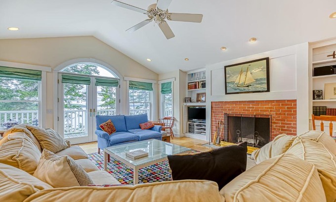 Seal Cove Haus | Compass Rose