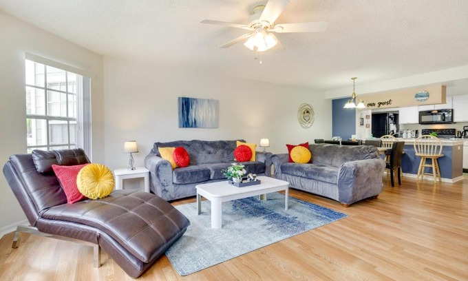 Royal Palm Bay Wohnung | Condo with Pool Access and Patio 8 Mi to Disney!