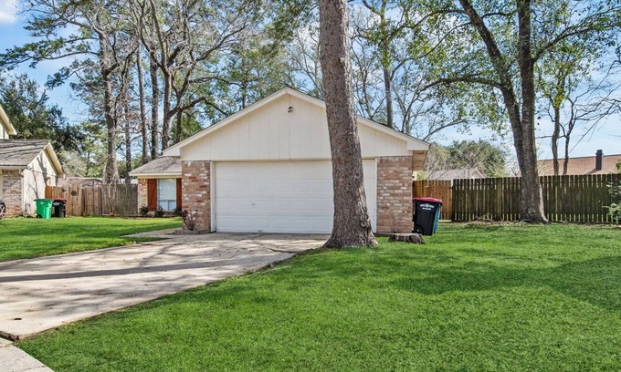 Spring Haus | Conefall Sparkle! Near Airport, Work, Shops, Fun!