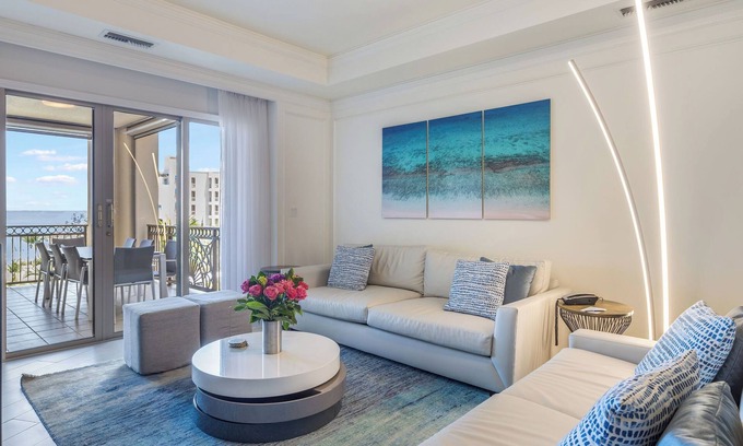 Seven Mile Beach Eigentumswohnung | Contemporary Beachfront Residence at The Ritz-Carlton Resort, sleeps 6