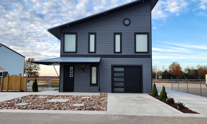 Jenkins Haus | Contemporary Highway Hideaway in Marionville