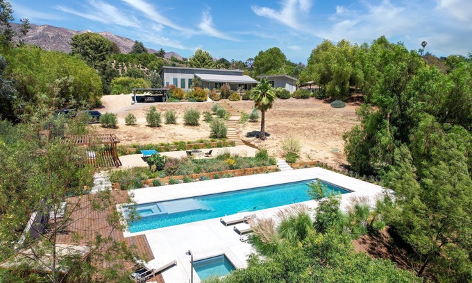 Meiners Oaks Haus | Neu renoviertes modernistisches Haus und Gästestudio auf einem Hügel mit unglaublicher Aussicht