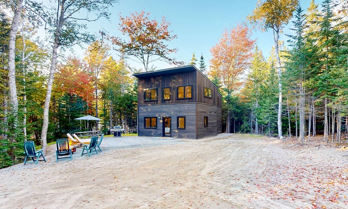 Lamoine Hütte | Contemporary retreat with grill, firepit, & patio - walk to beach