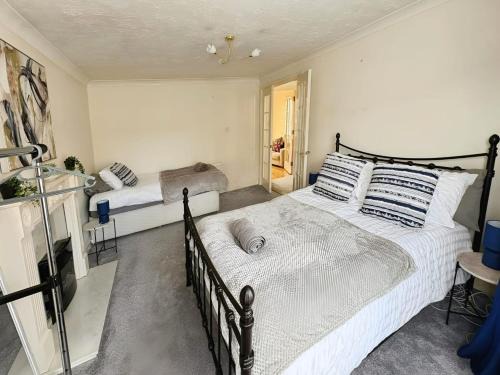 Swindon Haus | Contractor Friendly House - Sleeps upto 8