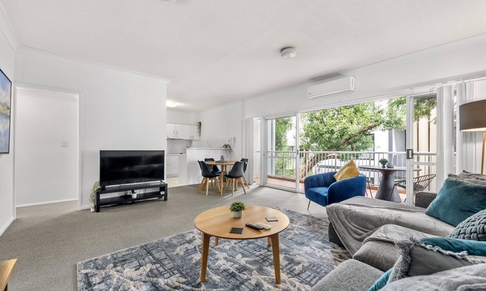 Indooroopilly Wohnung | Convenient & Comfy! ~ 2Bed, 2Bath, 2Car, Balcony