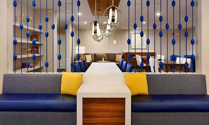 Schaumburg Haus | Convenient Getaway, Unit with Pool, Near Woodfield Mall, Schaumburg!