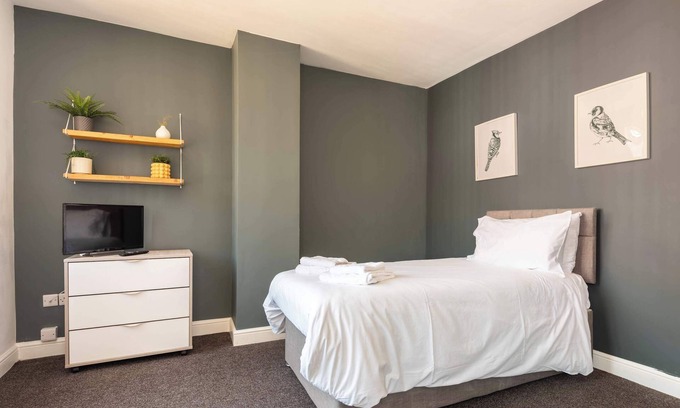 Doncaster Haus | Convenient Room in Doncaster House With Kitchen
