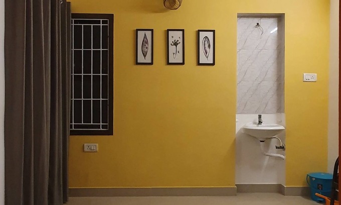 Arumbakkam Wohnung | Convenient shared room in a 2bhk with all amenities at value in central Chennai.