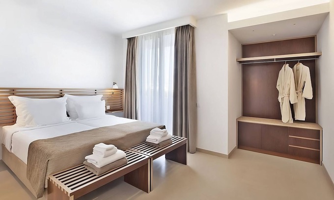 Albufeira Hotel | Convenient Stay! Full Kitchen, Private Pool, Free Parking, Beach Access!