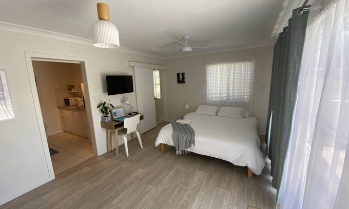 Coffs Harbour Wohnung | Convenient studio; minutes to beaches, shops, sport grounds; off street parking