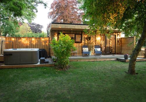 Toppesfield Haus | Copper Beech Lodge with Hot Tub, Games Room, Fire Pit