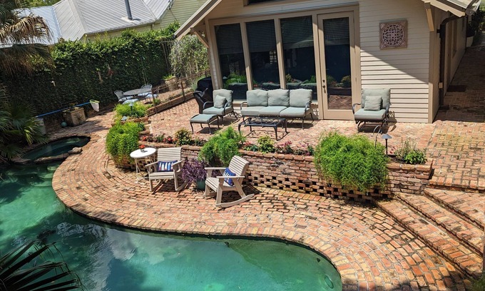 Madisonville Hütte | Coquille Cottage located in Historic Madisonville