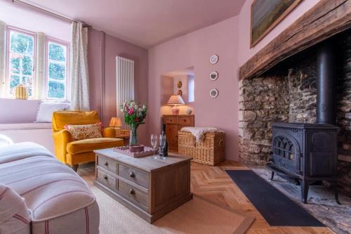 Norton St. Philip Haus | Corner Cottage with Hot Tub & Parking