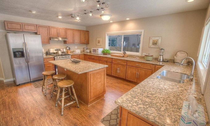 Tahoe Island Haus | Sunny Home w / Billardtisch, Grill, umzäunten Hof. Schlafmöglichkeiten für 8 in 5 Schlafzimmer (CYH1098)