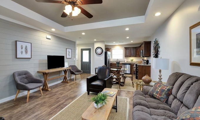 Cullman Wohnung | Corporate Duplex - Monthly Allowed