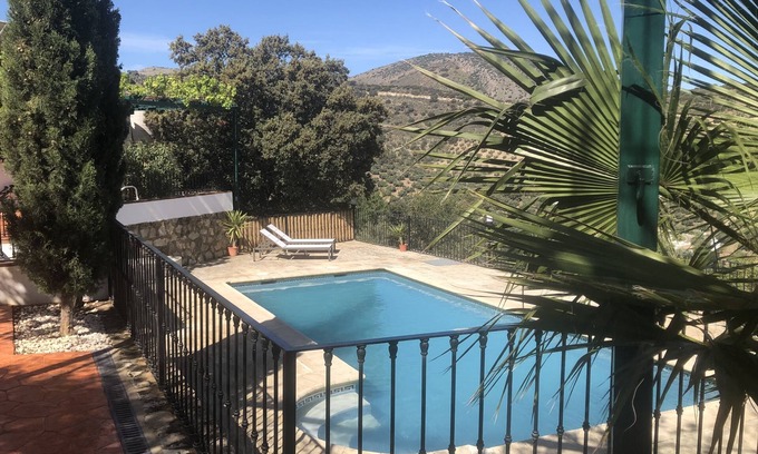 Iznajar Villa | Atemberaubende Villa mit privatem Pool und Bergblick