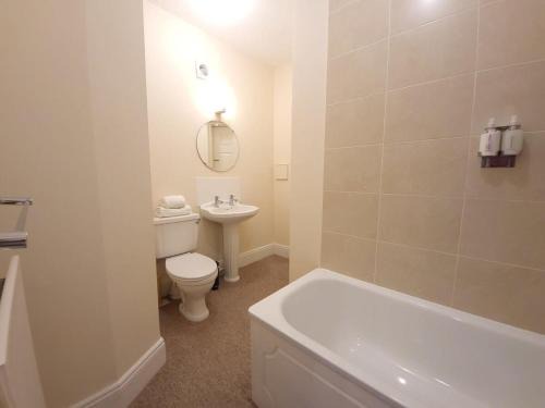 Langford Haus | Cosy 1-bedroom cottage next to Combe Lodge Venue