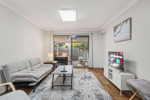 Keperra Haus | Cosy 4BR Home with Yard in Peaceful Keperra