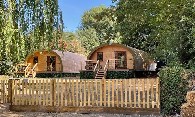 Newmarket Wohnung | Cosy and eco-friendly cabins next to 16th century pub