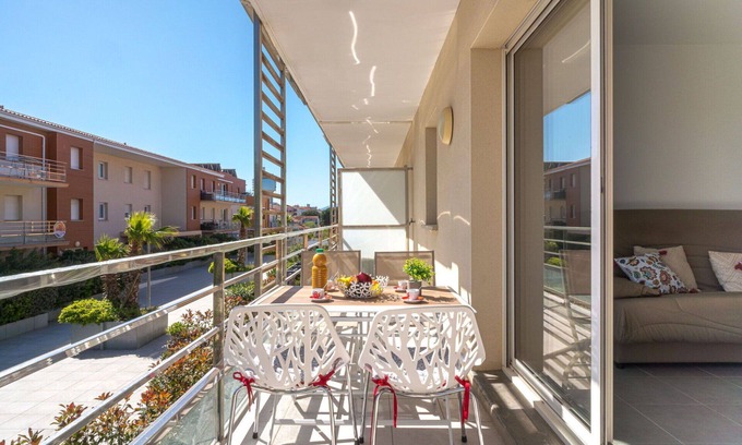 Le Port Wohnung | Angenehme Wohnung für 4 Gäste mit Pool, W-LAN, TV, Terrasse und Parkplatz